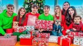 BEST FRIENDS OPEN CHRISTMAS PRESENTS! 